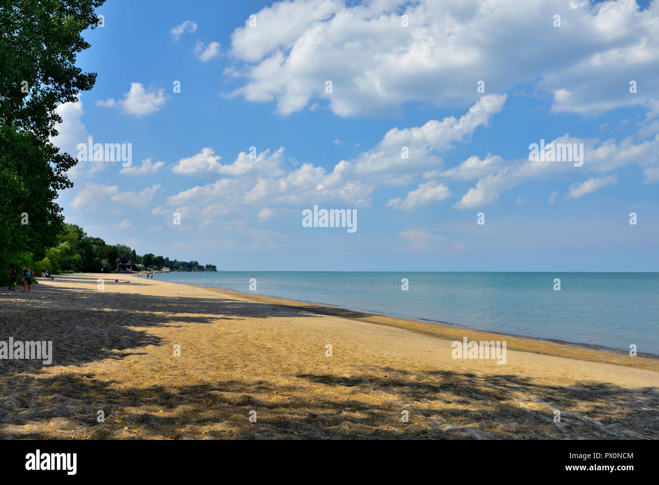 Quasi vuoto spiaggia pubblica sul Lago Ontario, uno dei Grandi Laghi, vicino a Rochester, New York, Stati Uniti d'America Foto Stock