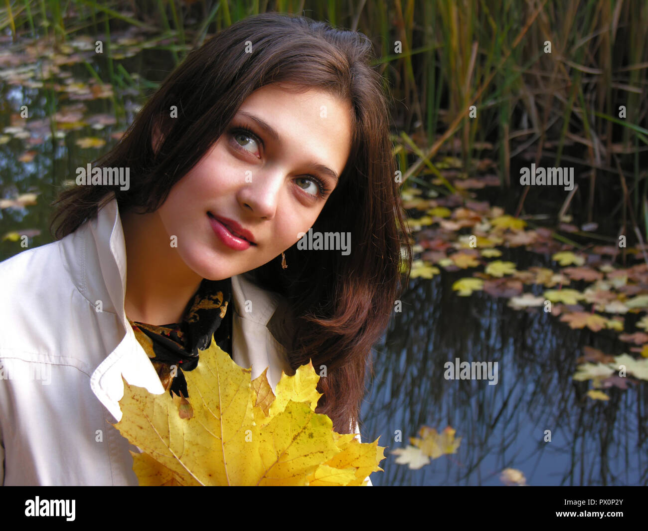 Ritratto di giovane donna attraente in autunno park Foto Stock