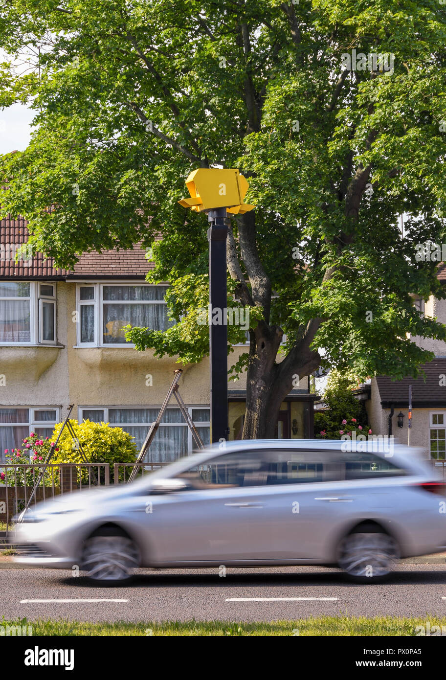 Londra, Inghilterra - Giugno 2018: auto passando una velocità camer in Bath Road vicino a Heathrow e con lenta velocità otturatore utilizzato per sfumare la otion dell'auto. Foto Stock