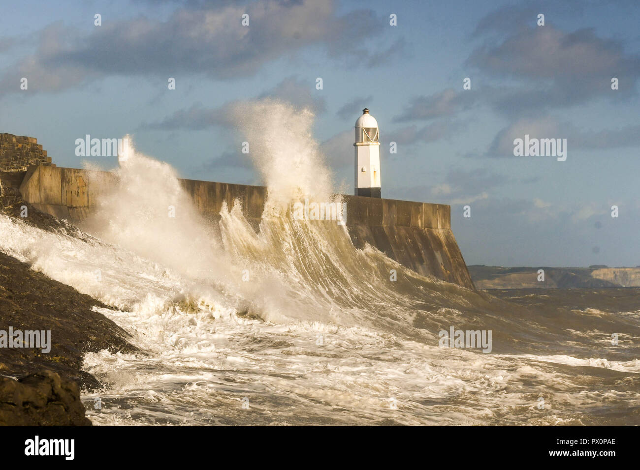 PORTHCAWL, GALLES - Ottobre 2018: l'onda schiantarsi contro la parete del porto ad alta marea in Porthcawl, Galles. Foto Stock