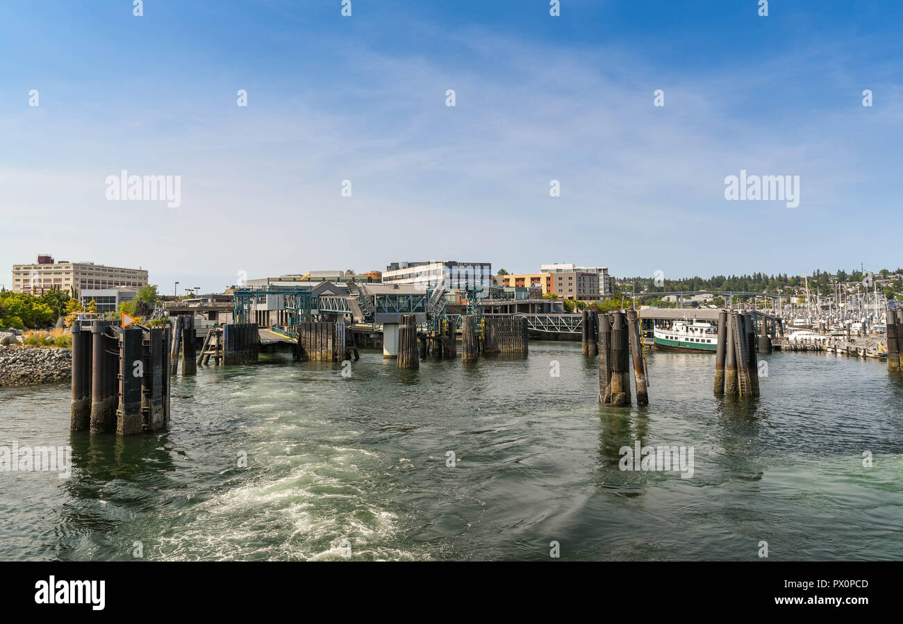 BREMERTON, NELLO STATO DI WASHINGTON, STATI UNITI D'AMERICA - Giugno 2018: un ampio angolo di visione del dock in Bremertong da un traghetto in partenza il suo viaggio a Seattle. Foto Stock