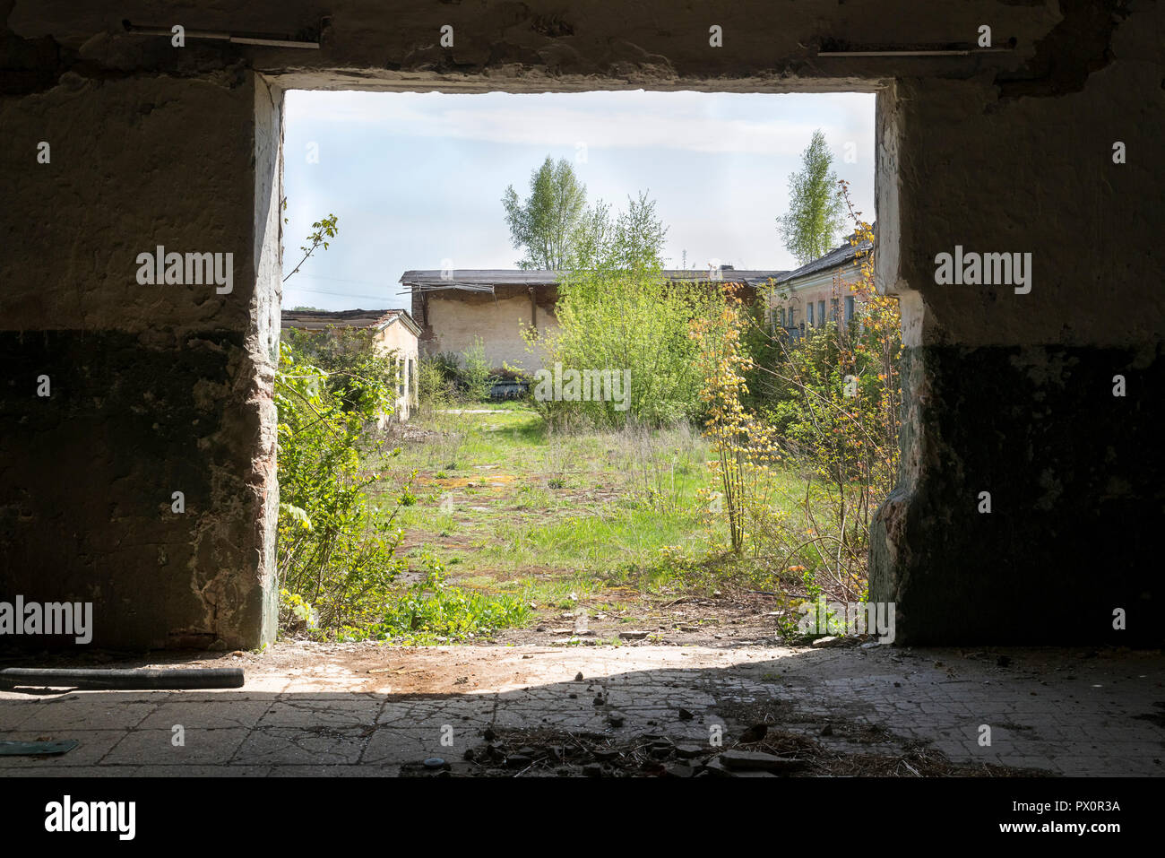 Incolto grande sito di una fabbrica abbandonata in Ucraina. Foto Stock