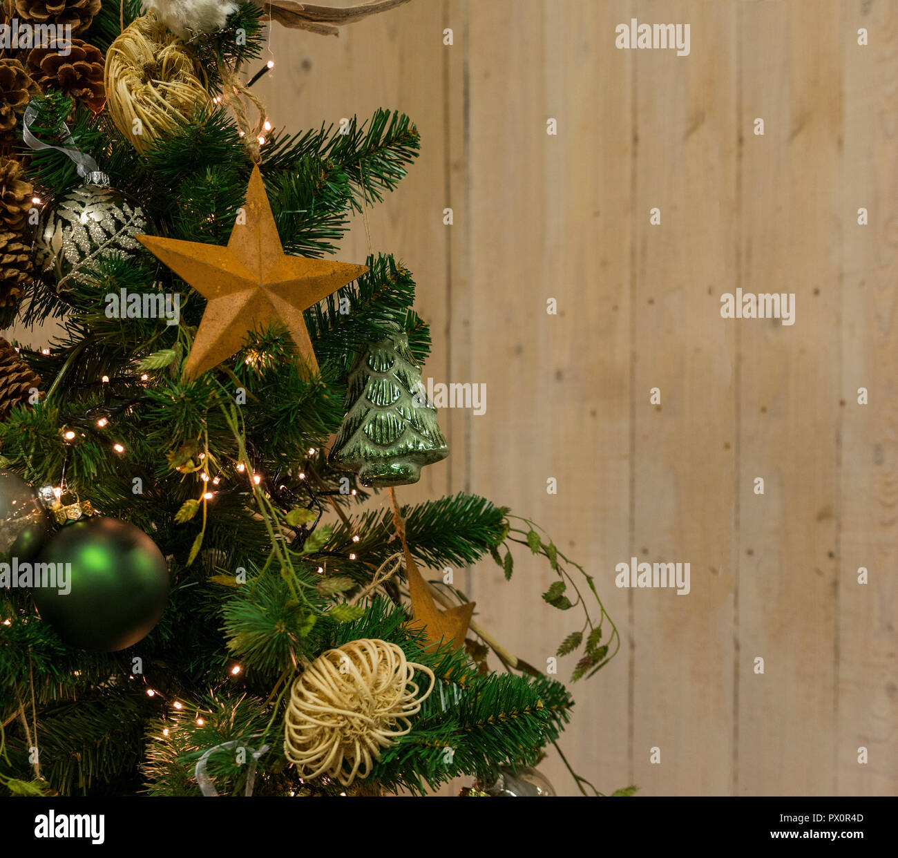 Albero di natale di confine con telaio decoartion, albero verde di sfere e star Foto Stock