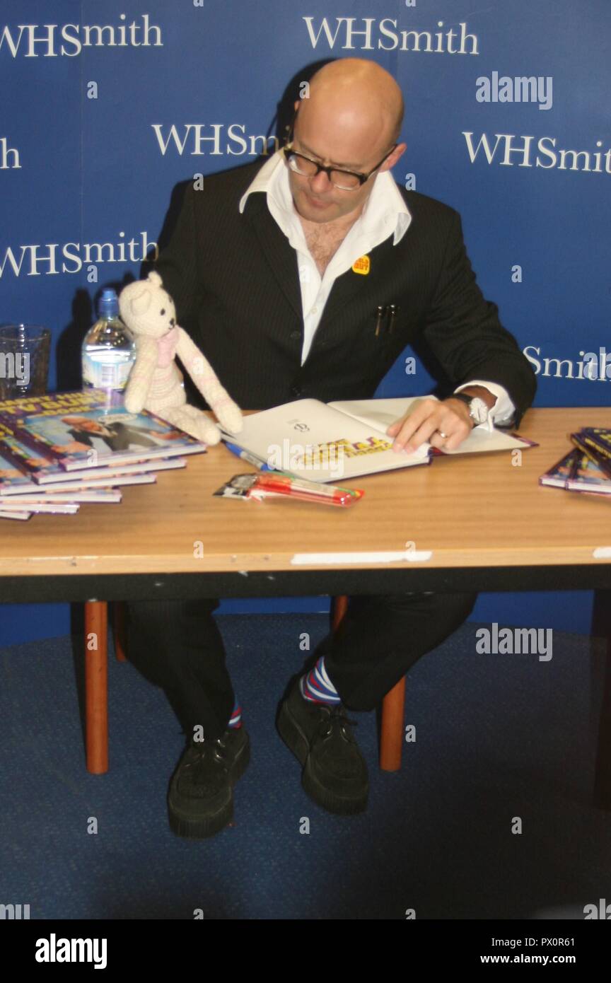 Liverpool, Regno Unito Harry Hill libro firma a Manchester Trafford Centre di credito Fairbrother Ian/Alamy Stock Foto Foto Stock