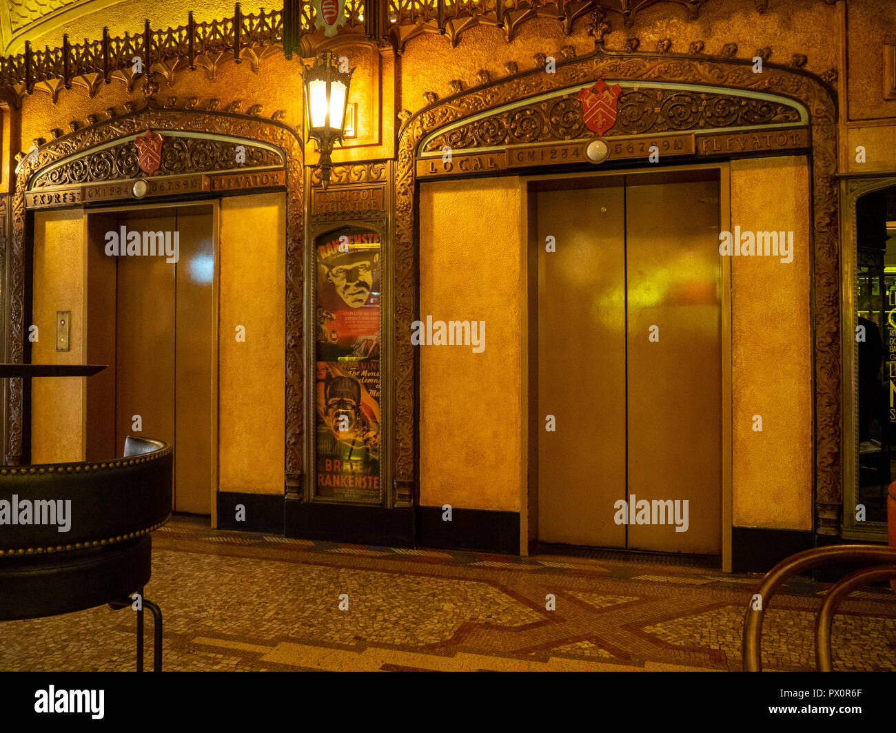 Art Deco ornato ascensori nella lobby del QT Hotel Market Street Sydney NSW Australia. Foto Stock