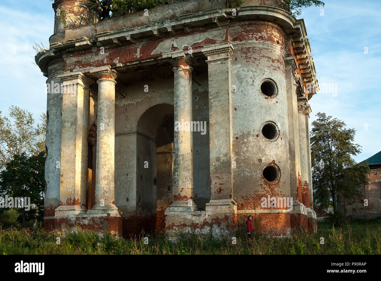 Il campanile della chiesa di Nikita Velikomuchenik. A 94 metri. Massima non campanile della città in Russia. Porechye-Rybnoye Foto Stock