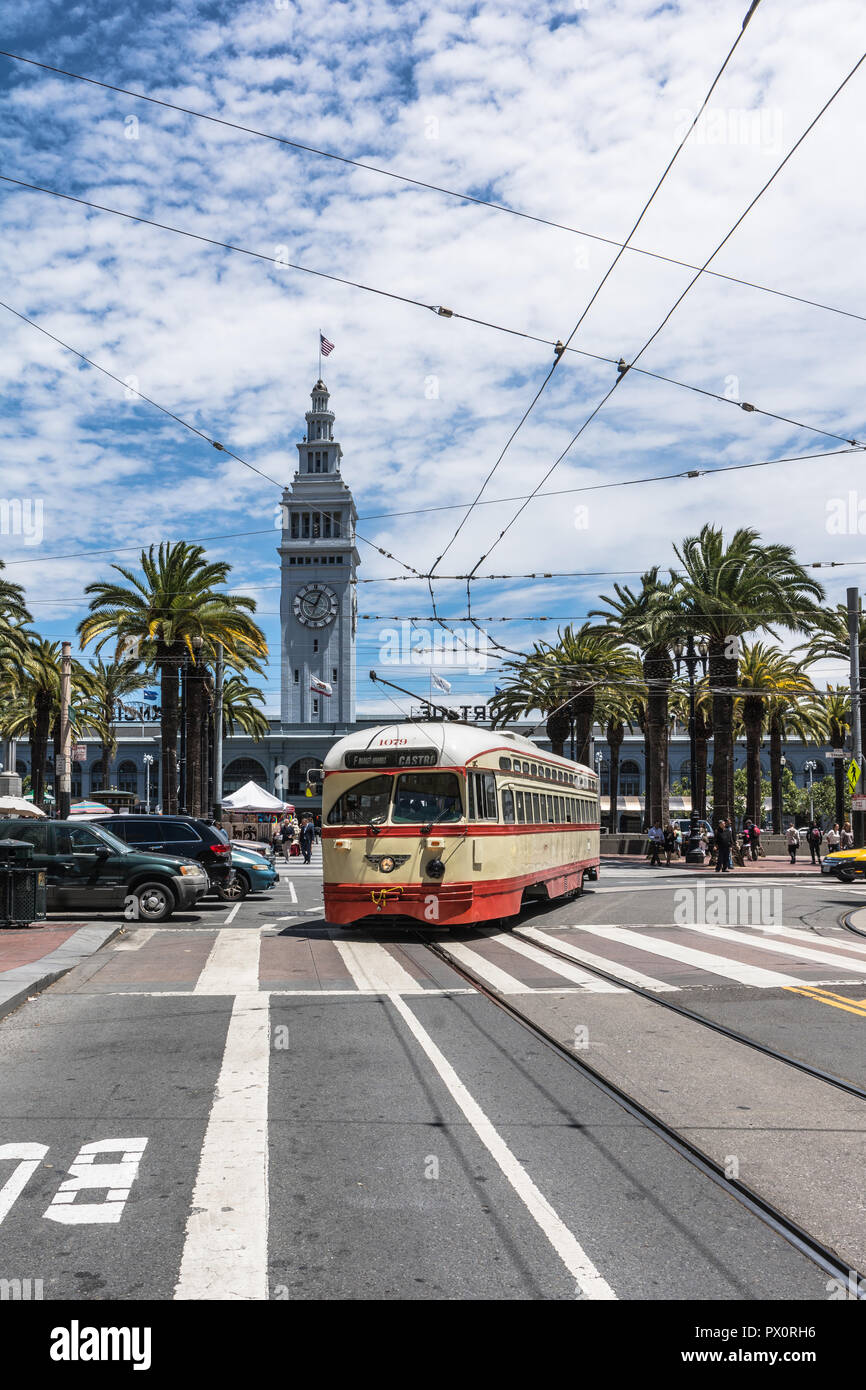 San Francisco, California, Stati Uniti d'America - 5 Luglio 2017 : il beige arancione tram all'inizio della strada del mercato Foto Stock