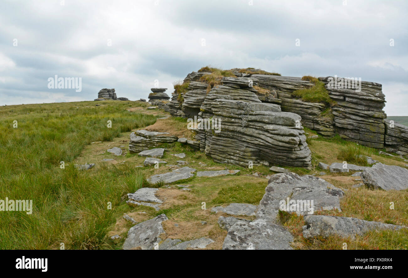 Strano granito stratificata affioramenti rocciosi al misterioso Watern Tor su Dartmoor Devon Foto Stock