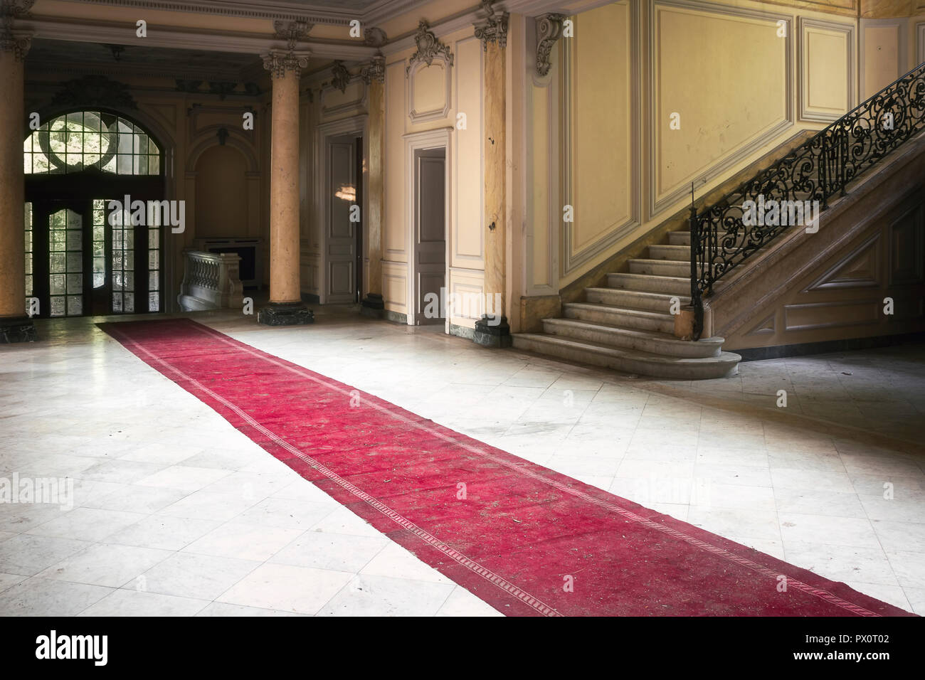 Vista interna della sala in un castello abbandonato in Francia. Foto Stock