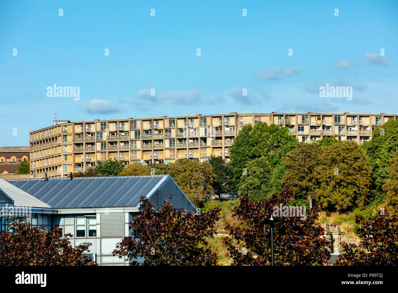 Park Hill appartamenti vicino a stazione di Sheffield in tempo chiaro giorno orario Foto Stock
