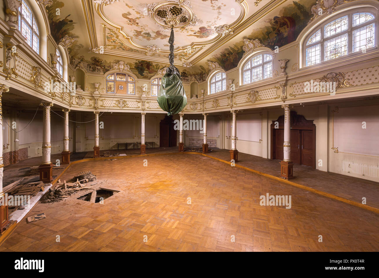 Vista interna di una sala da ballo abbandonati in Germania. Foto Stock