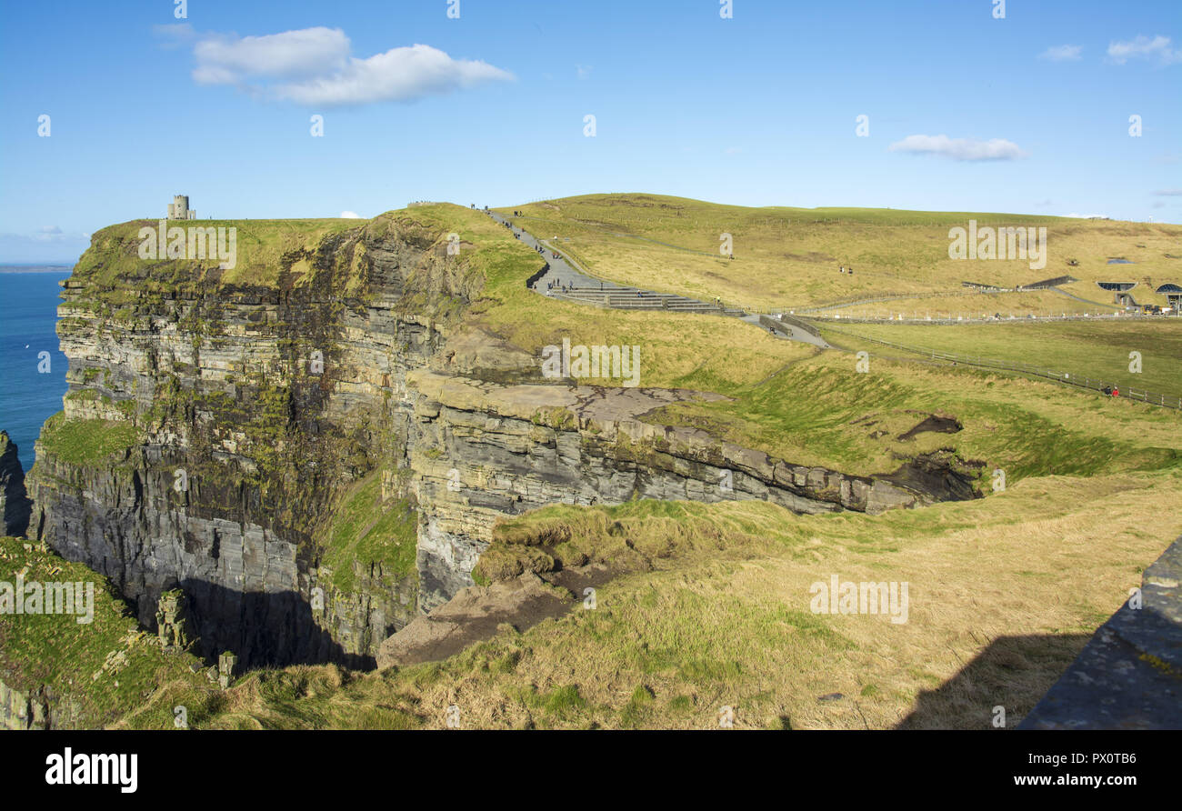 Vista aerea del mondo famose scogliere di Moher nella contea di Clare Irlanda. Scogliere di Moher Global Geopark è stato designato come un sito UNESCO aloing th Foto Stock