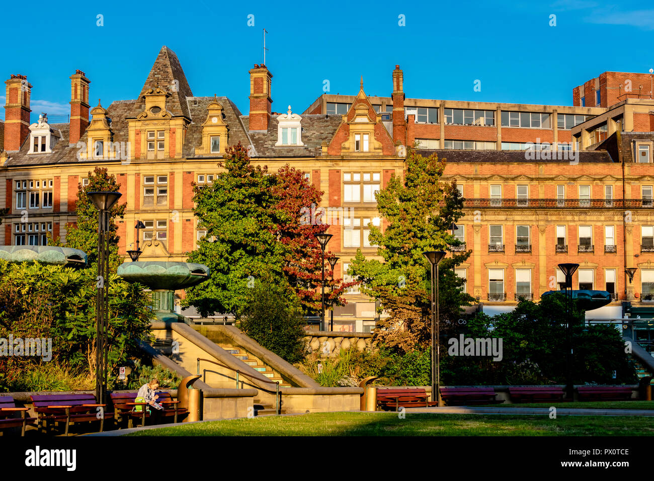 Sheffield, Regno Unito - 30 AGO 2018: Pace giardino pubblico aperto la piazza del municipio e Sheffield Town Hall Foto Stock