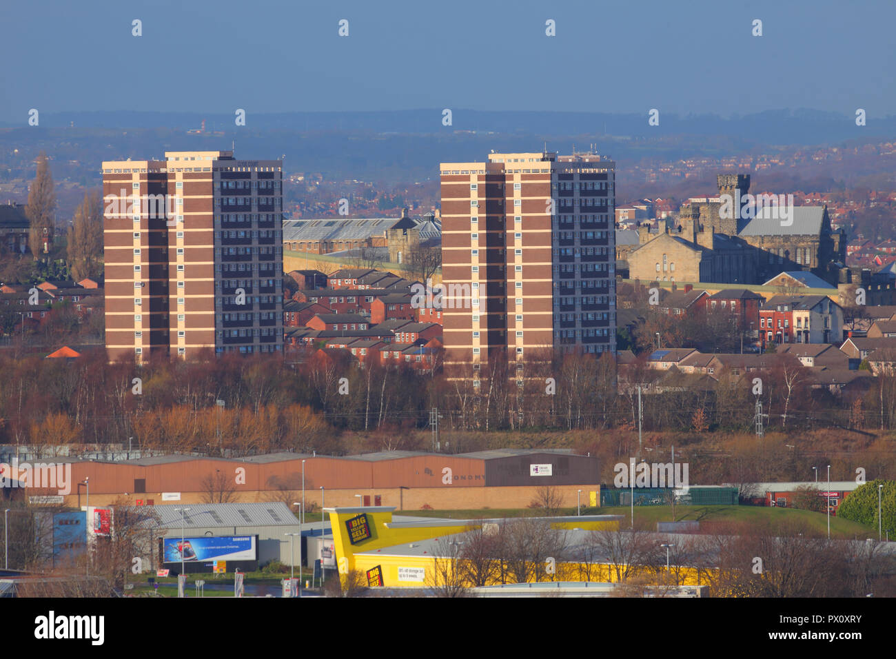 Clyde Court & Clyde Grange alto edificio di appartamenti con HMP Armley prigione Foto Stock