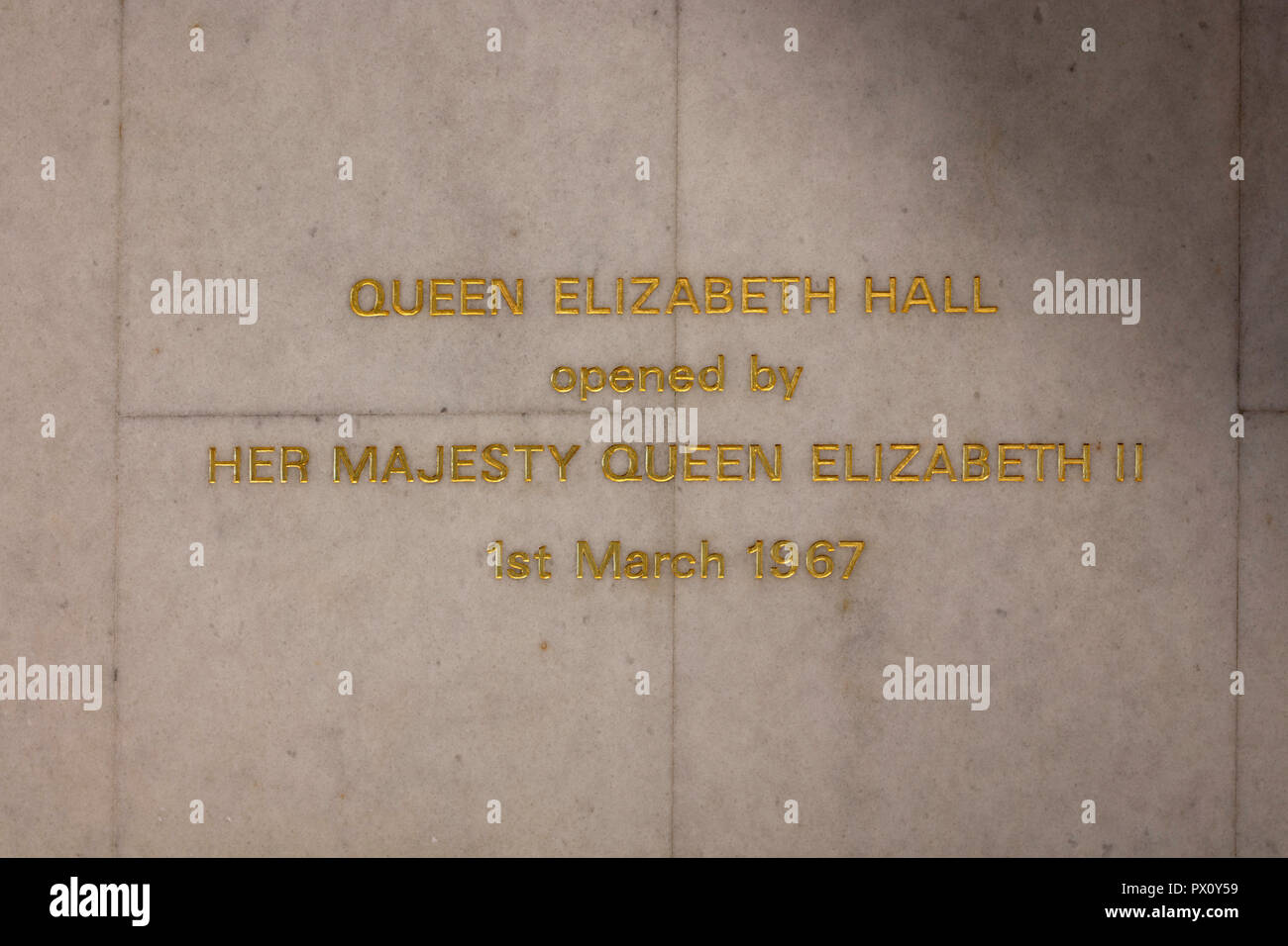 Commemorative segno di apertura nella restaurata Queen Elizabeth Hall Southbank Centre di Londra, Regno Unito. Foto Stock