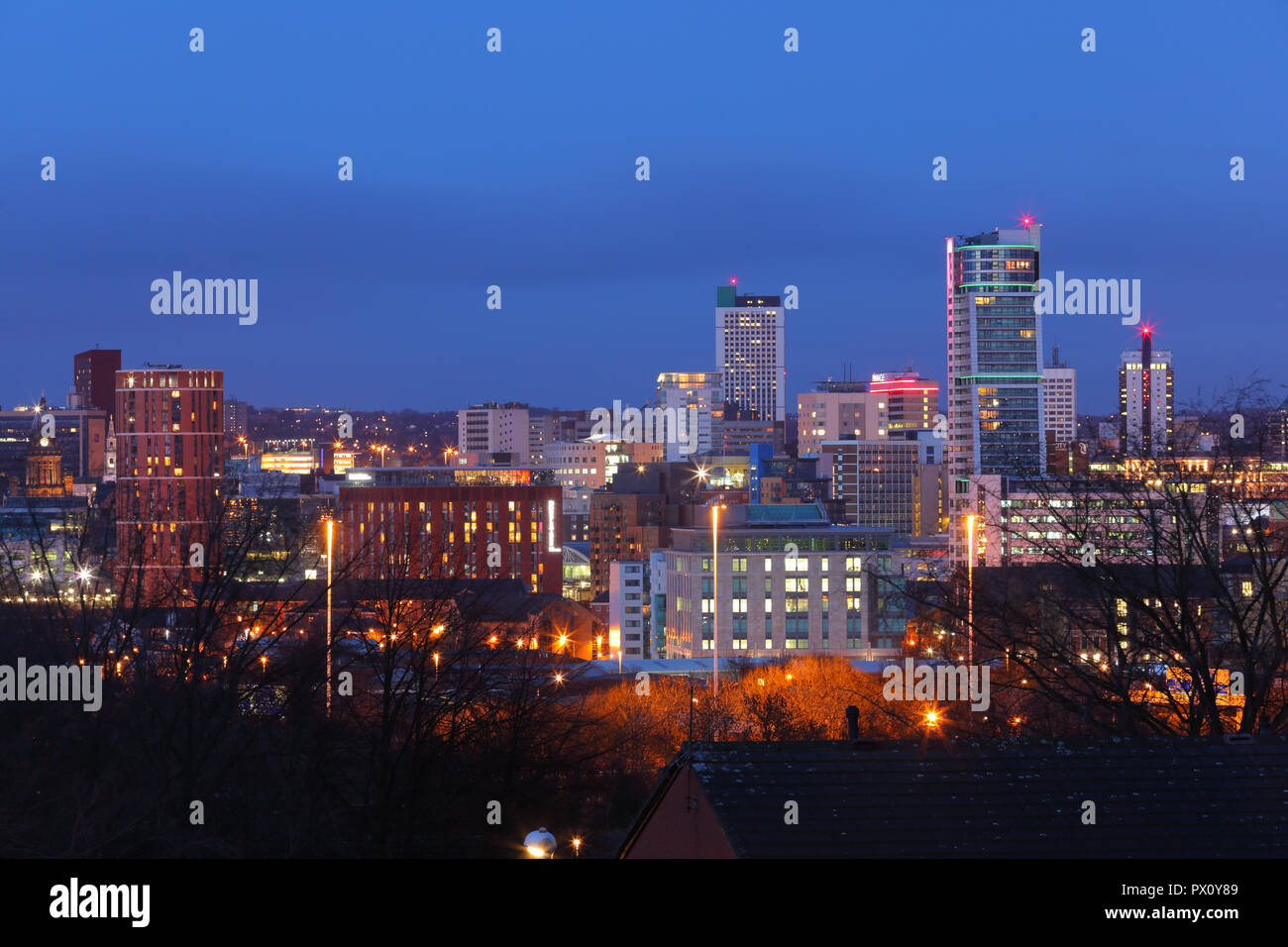 Leeds skyline notturno, visto da Beeston Hill. Foto Stock