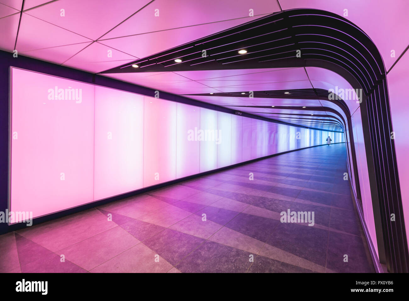 Vista interna di King Cross, Tunnel di collegamento di St Pancras International e King Cross le stazioni della metropolitana di Londra, Regno Unito. Foto Stock