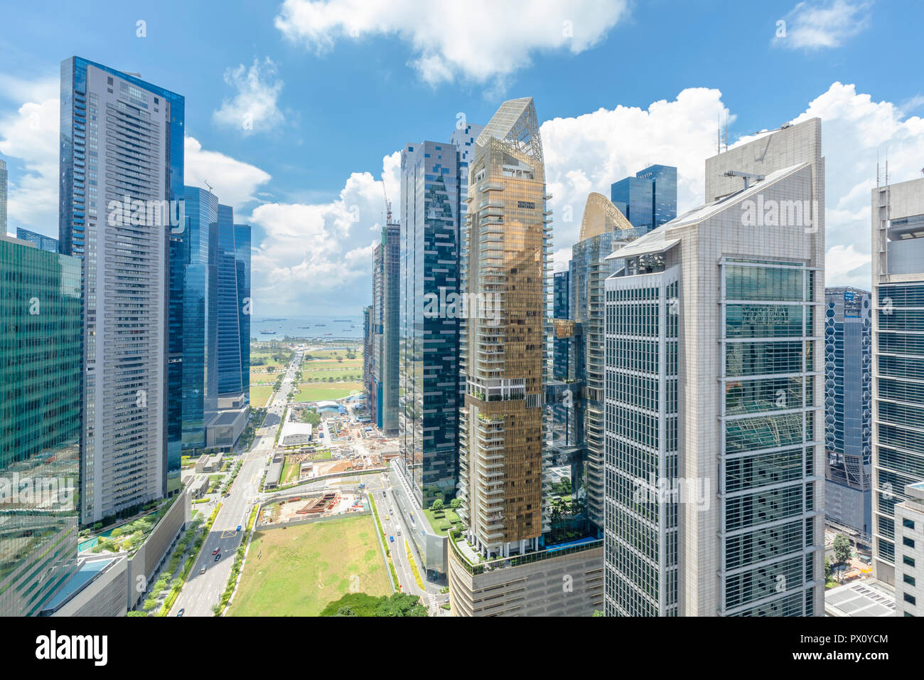 Paesaggio di alta densità commerciale nel centro cittadino di area di Marina Bay, Singapore Foto Stock