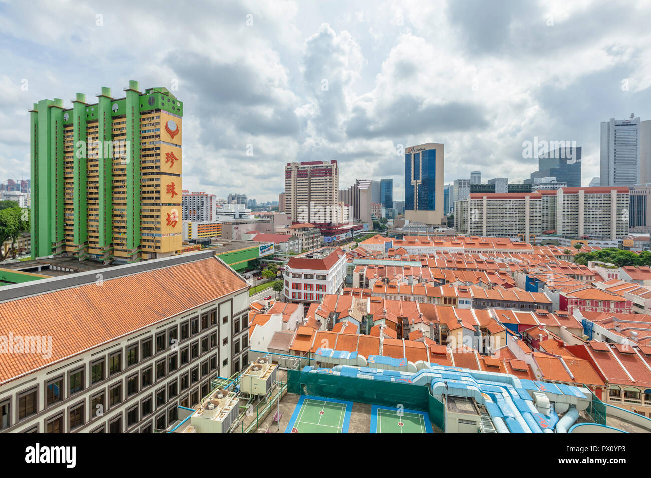 La gente del Parco del complesso e la circostante botteghe conservate in Chinatown, Singapore Foto Stock
