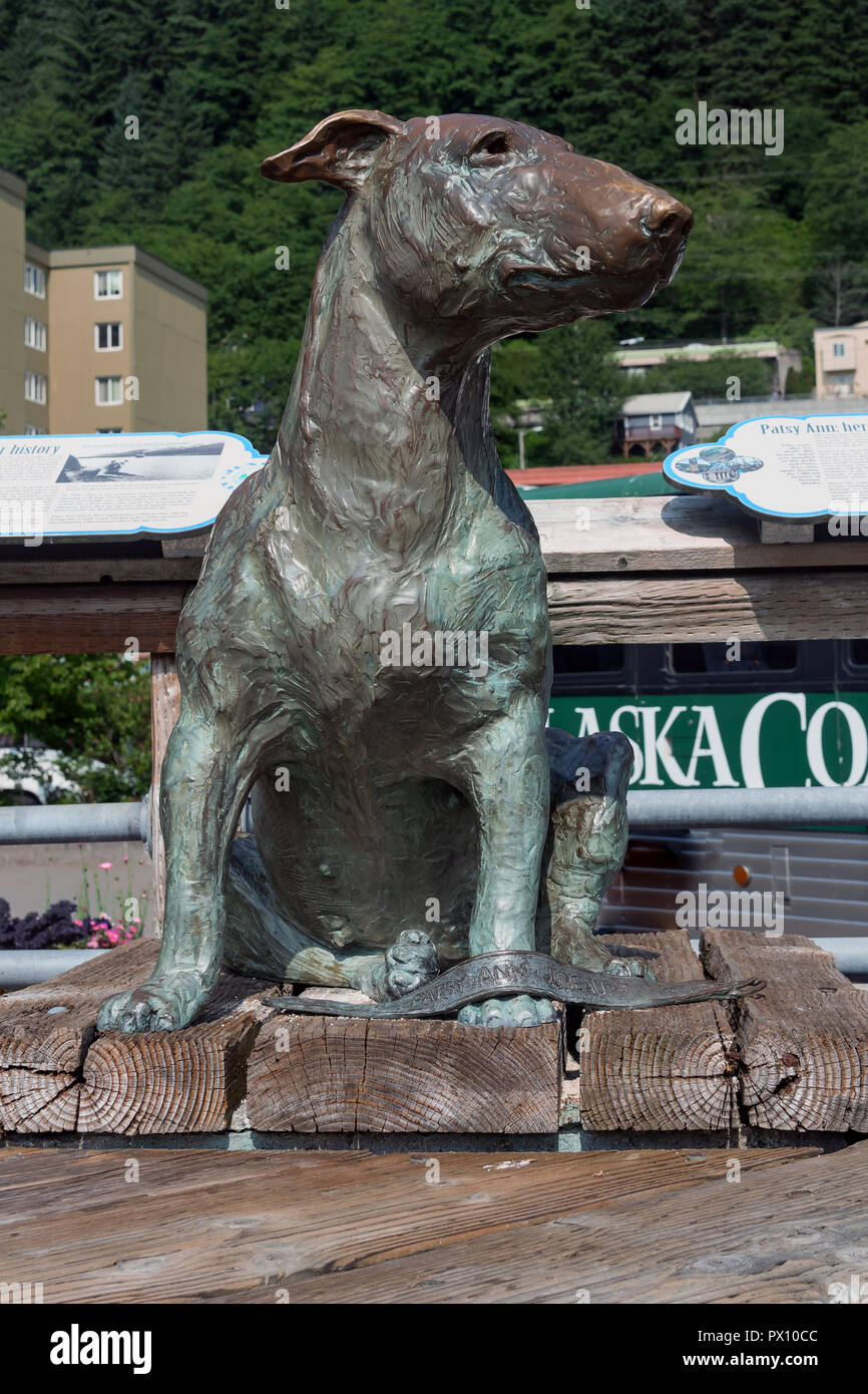 Statua di Patsy Ann: famosa Alaskan Bull Terrier,Juneau, la città capitale di Alaska, STATI UNITI D'AMERICA Foto Stock