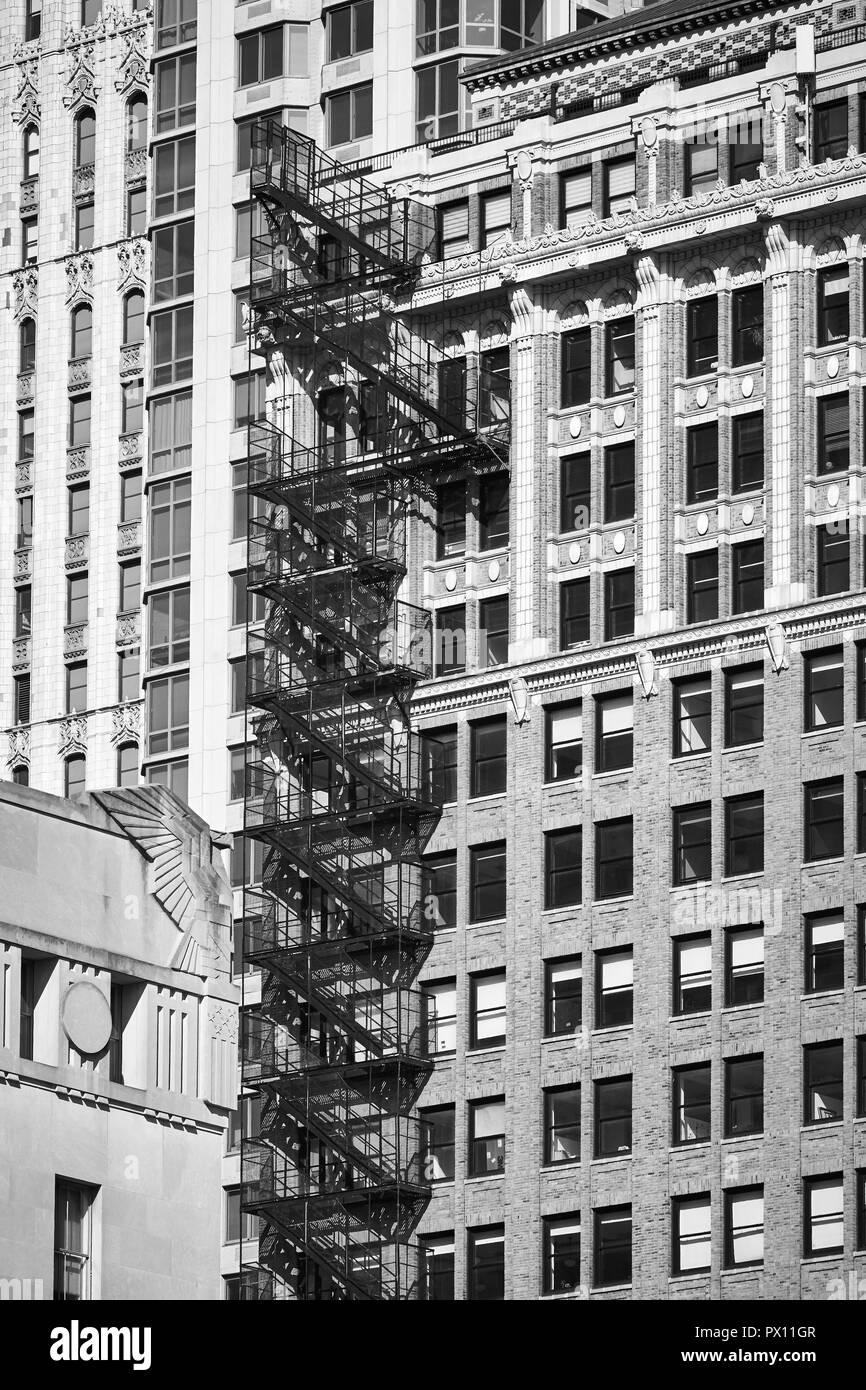 Immagine in bianco e nero di un vecchio edificio con fire escape, New York City, Stati Uniti d'America. Foto Stock