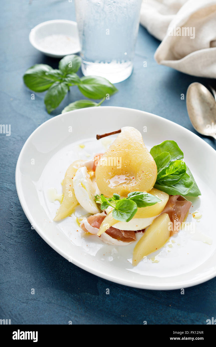 Pera affogata con formaggio fresco e prosciutto e crescione, cadono antipasto Foto Stock