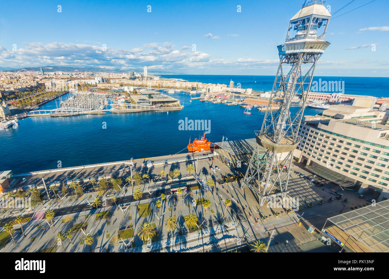 Bella vista del porto di Barcellona Spagna dal cavo auto con le sue palme  con l'oceano e la città sullo sfondo in una giornata di sole, cop Foto  stock - Alamy