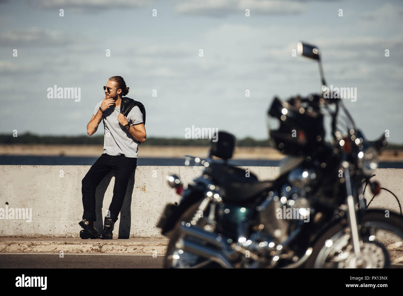 Messa a fuoco selettiva del giovane biker con moto in primo piano Foto Stock