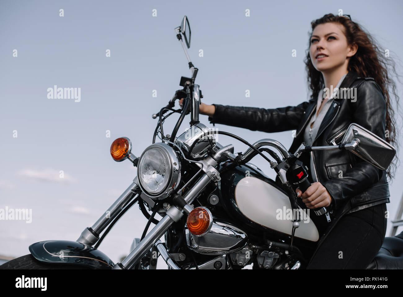 Bellissima femmina biker seduto sul motociclo vintage Foto Stock