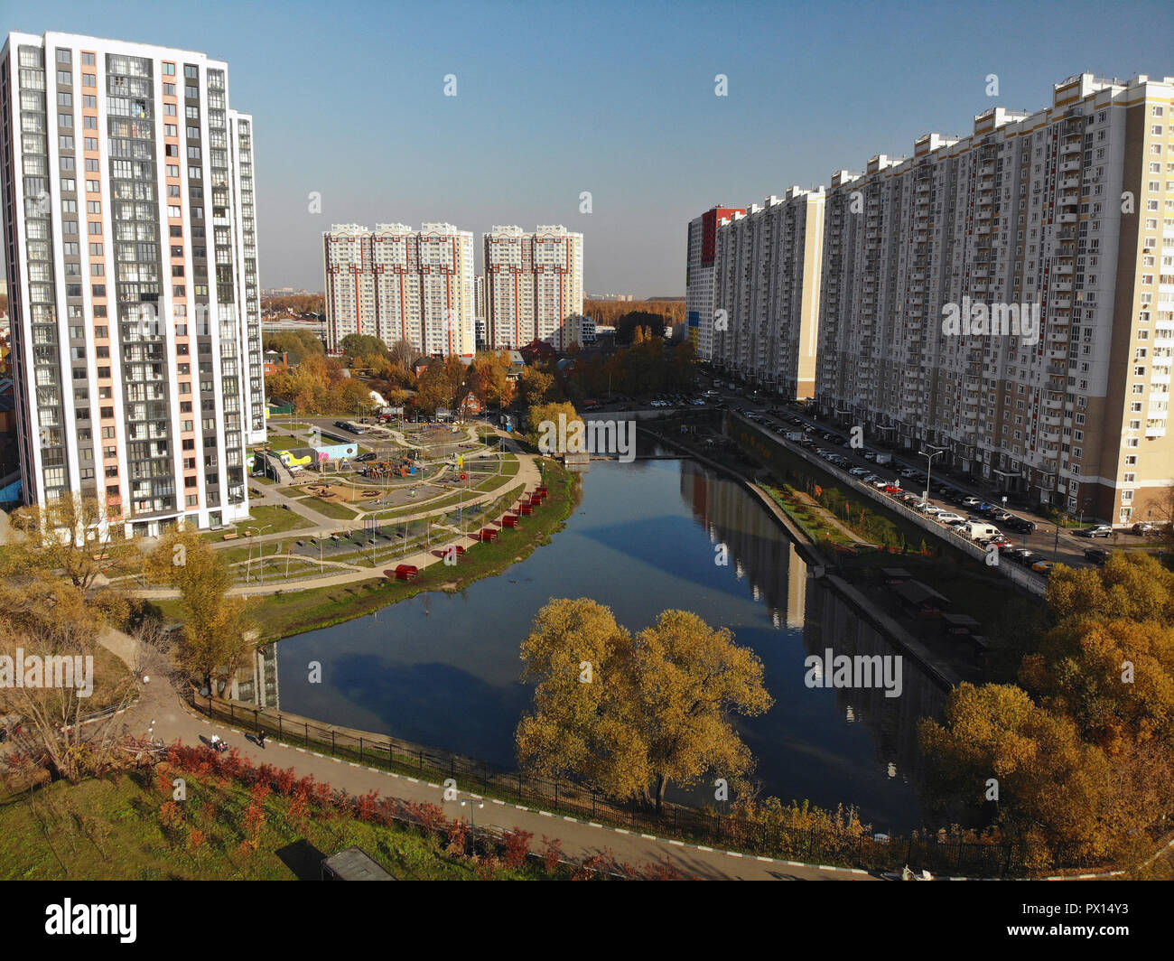 Moderni edifici residenziali vicino laghetto Levoberezhny in Khimki, Russia Foto Stock