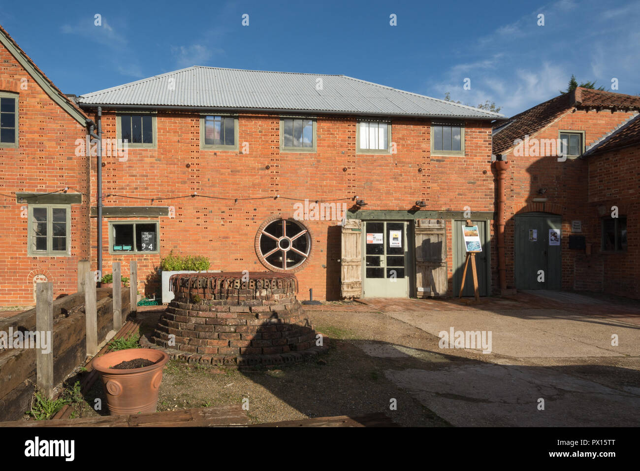 Farnham ceramiche, Wrecclesham, Surrey, Regno Unito. Esterno del grade II edifici in stile vittoriano e forno, un visitatore di attrazione e di lavorare in ceramica. Foto Stock