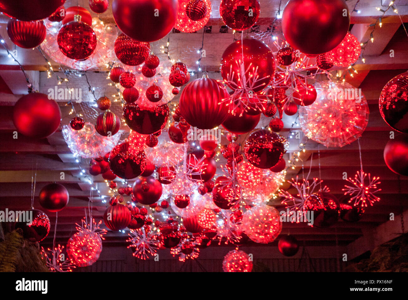 Un enorme albero di Natale sfere shimmer in ruby glow display in Newport Beach, CA.. (Foto di Spencer Grant) Foto Stock