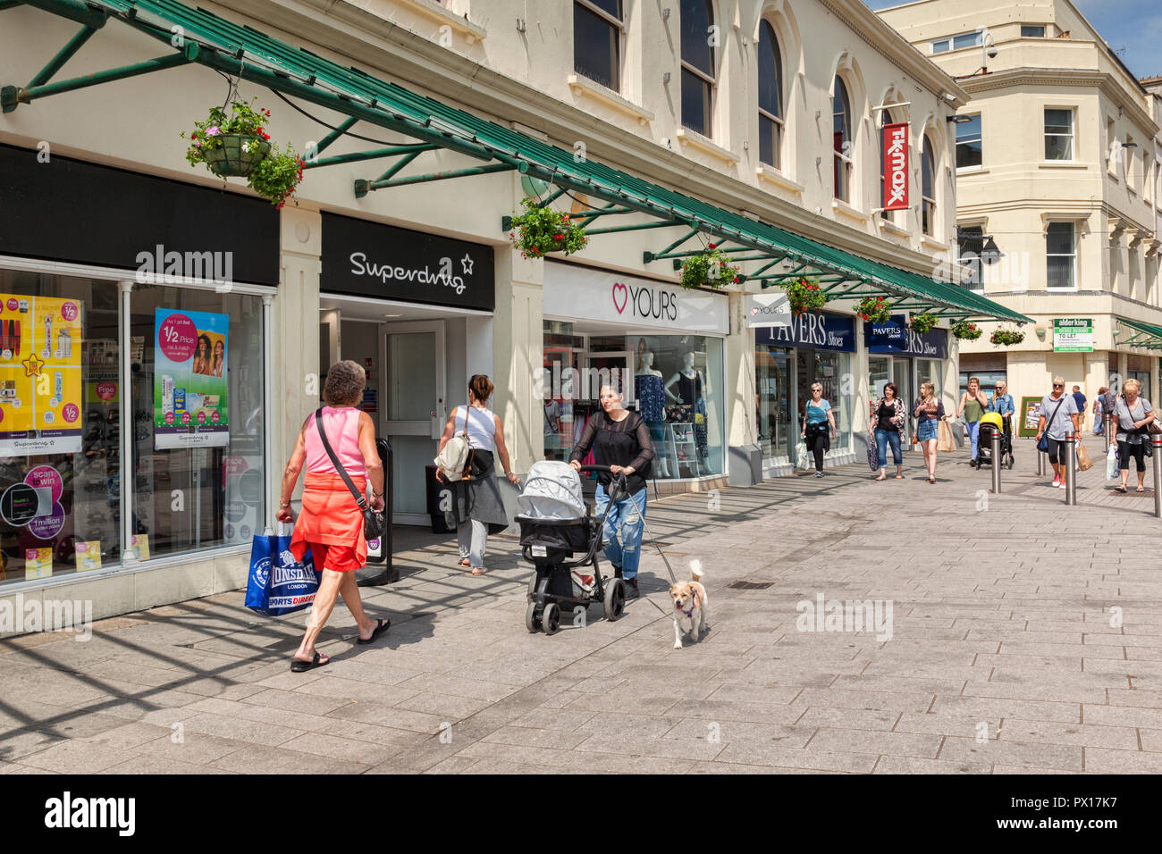 1 Maggio 2018: Torquay, Devon, Regno Unito - Shopping in Fleet Street, in una calda giornata di primavera. Foto Stock