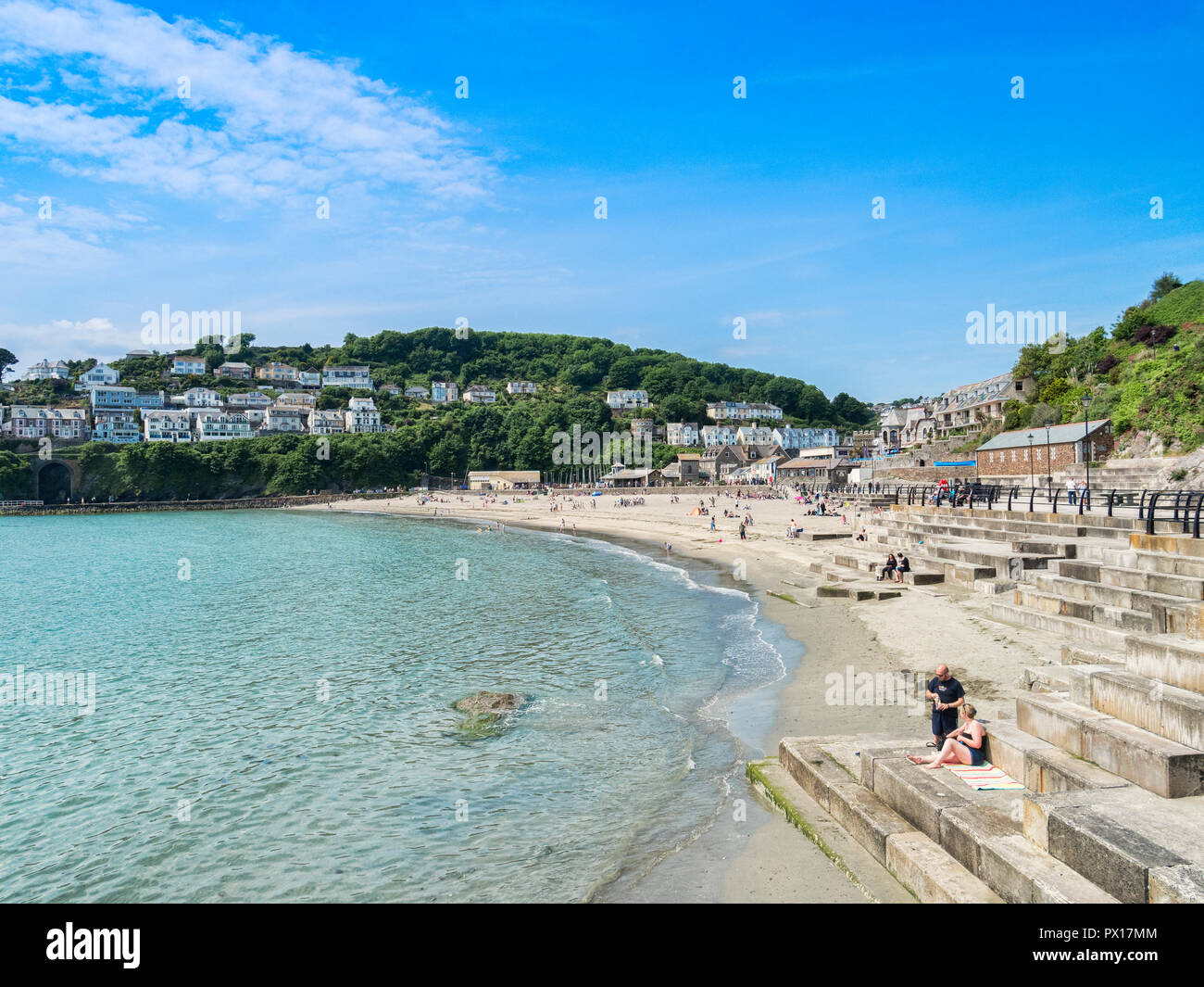 6 Giugno 2018: Looe, Cornwall, Regno Unito - visitatori per godersi la spiaggia su una calda e soleggiata giornata di primavera. Foto Stock