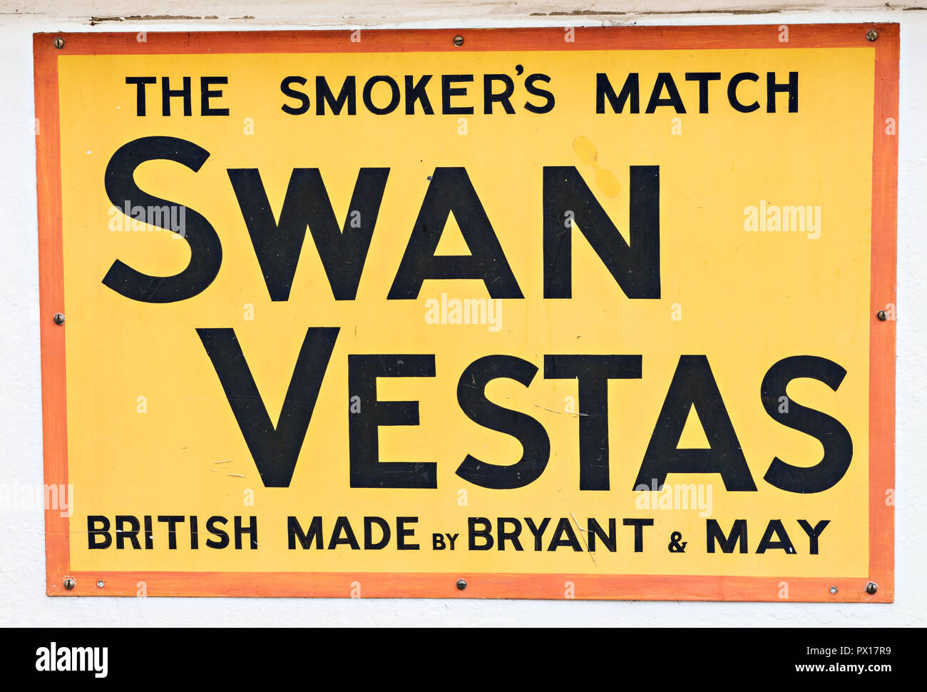 Antique Swan Vestas Cartello in metallo a Crich Tramway Museum nel villaggio di Crich, Derbyshire, Regno Unito Foto Stock