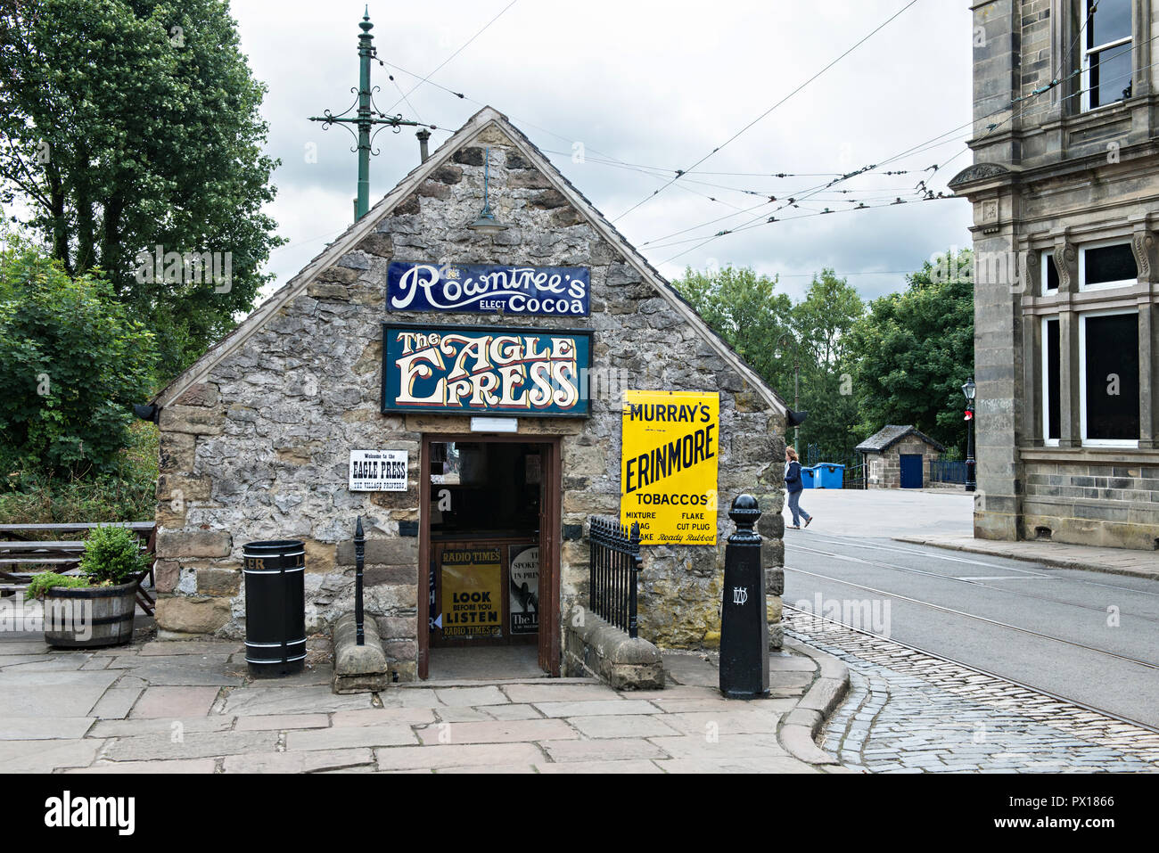 Il vecchio tempo di guerra Stampa con antichi segni di metallo sulla parete a Crich Tramway Museum nel villaggio di Crich, Derbyshire, Regno Unito Foto Stock