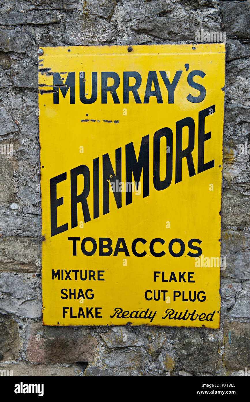 Antique Murrays tabacco Erinmore Cartello in metallo su una parete a Crich Tramway Museum nel villaggio di Crich, Derbyshire, Regno Unito Foto Stock