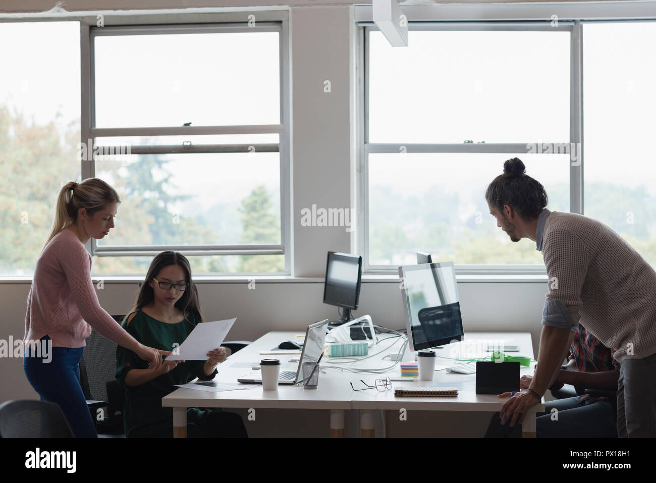 La gente di affari lavora in ufficio Foto Stock