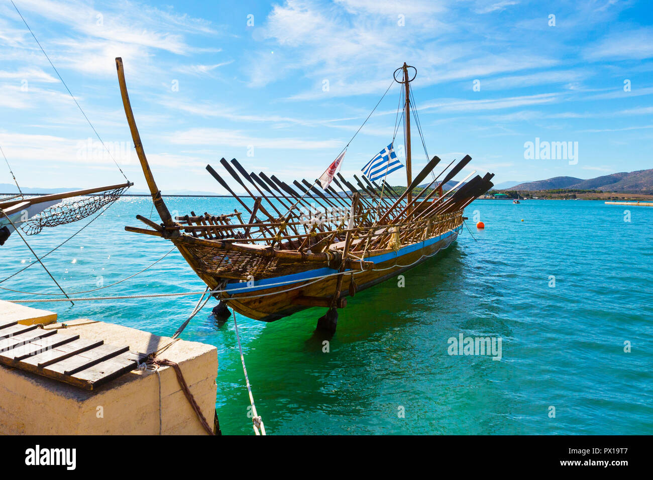 Argo leggendario copia della nave in porto VOLOS, Grecia. La mitologia  greca Argonauti navigato Argo per recuperare il Vello d'Oro Foto stock -  Alamy