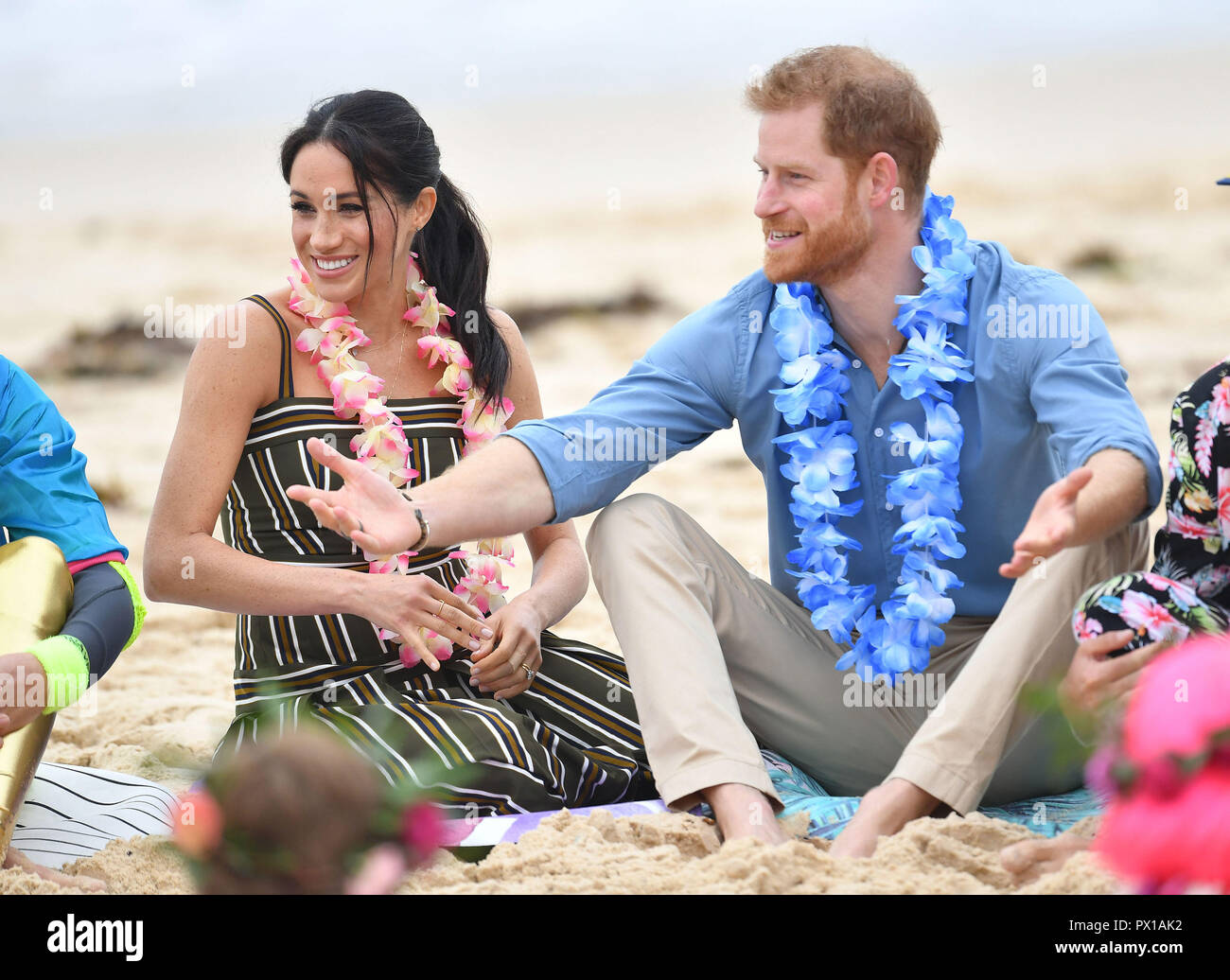 Il Duca e la Duchessa di Sussex sulla spiaggia Bondi durante la loro visita a Sydney il quarto giorno della coppia reale della visita in Australia. Foto Stock