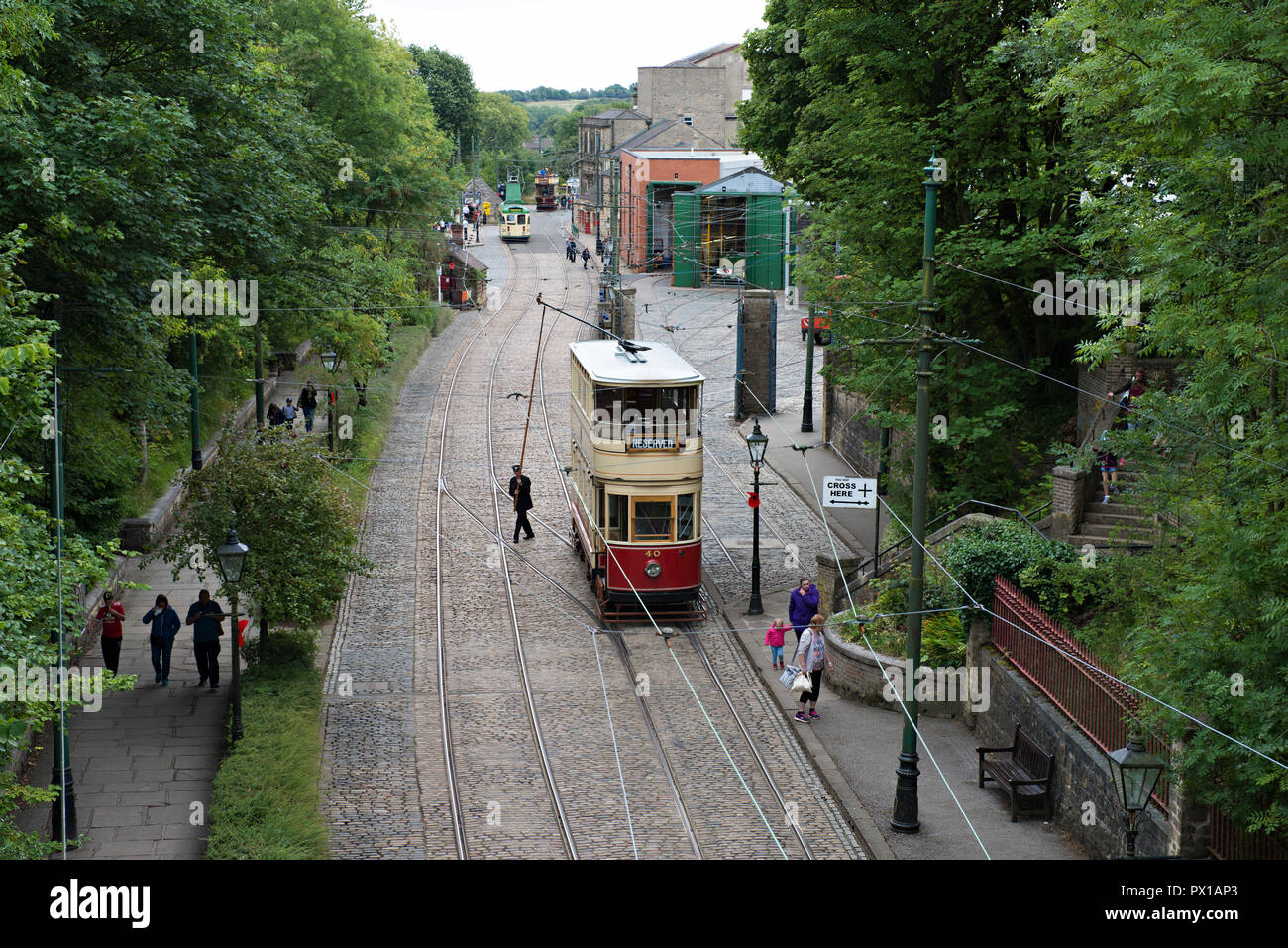 Un vecchio tram per il trasporto di passeggeri si avvicina a te ponte a Crich Tramway Museum nel villaggio di Crich, Derbyshire, Regno Unito Foto Stock