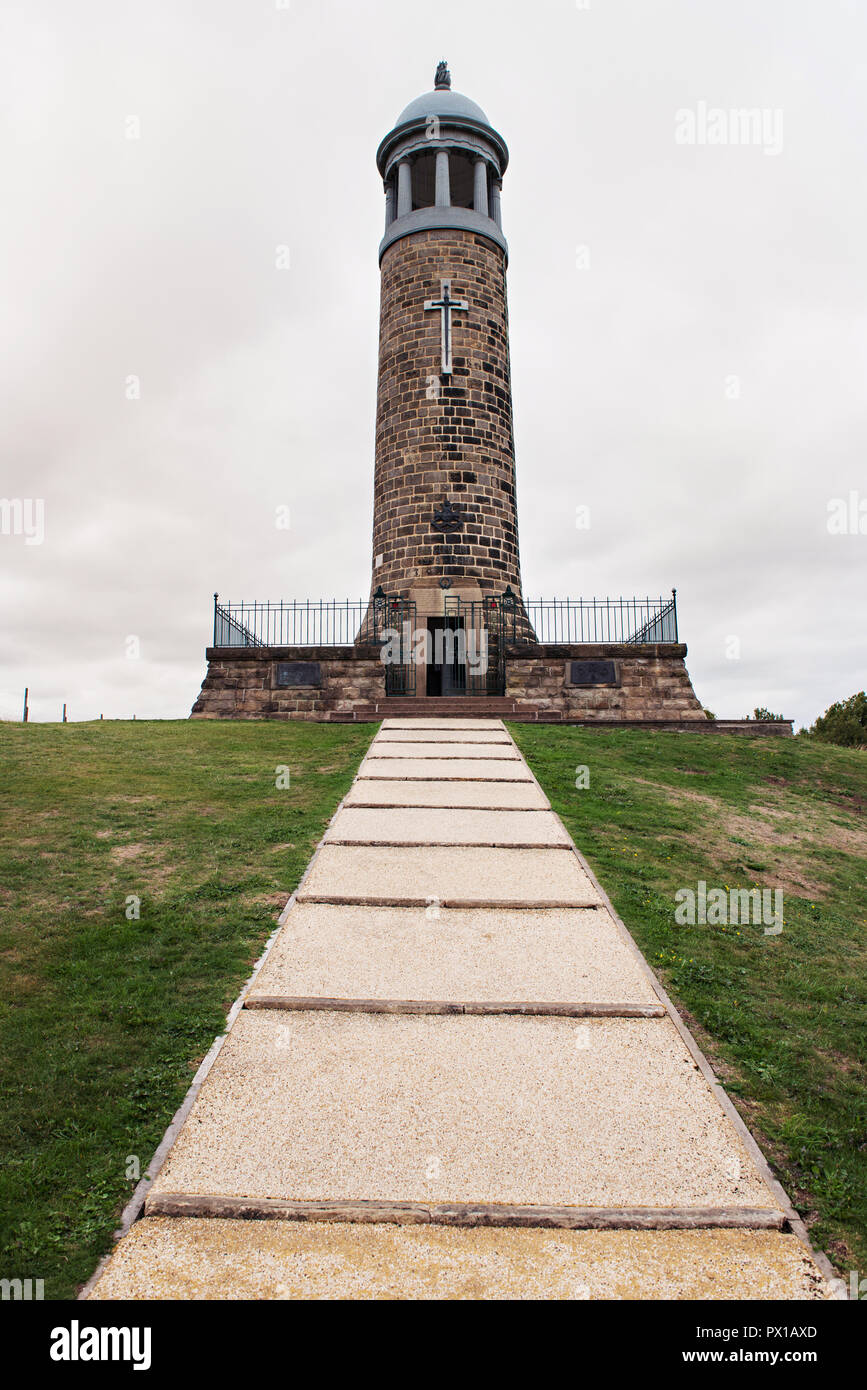 La Crich Memoriale eretto nel 1923, in visita a Crich, DERBYSHIRE REGNO UNITO Foto Stock