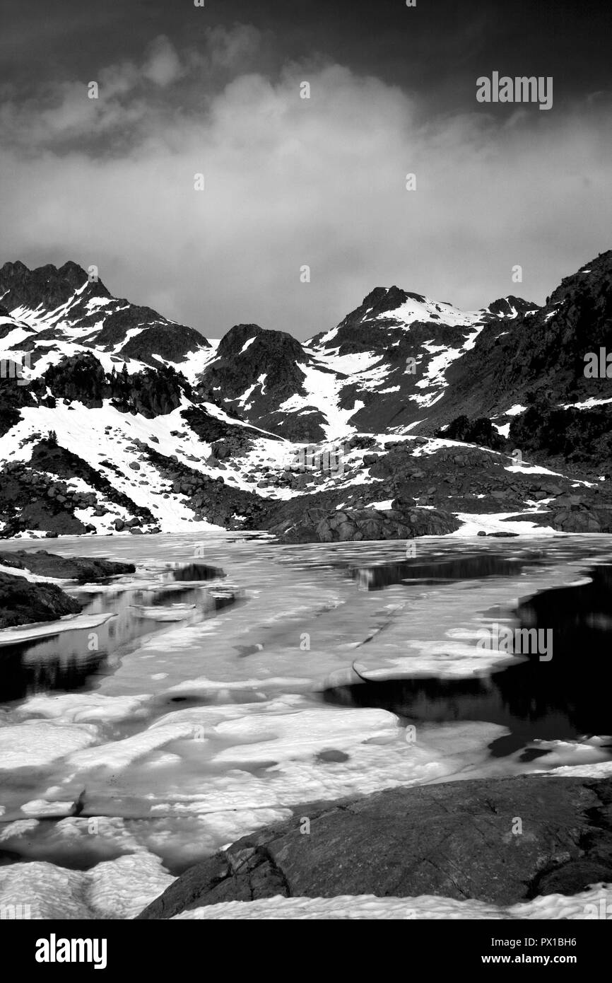 Estany mort. Circ de Colomers. Aiguestortes Parco Nazionale. Pirenei. Lleida. La Catalogna. Spagna Foto Stock