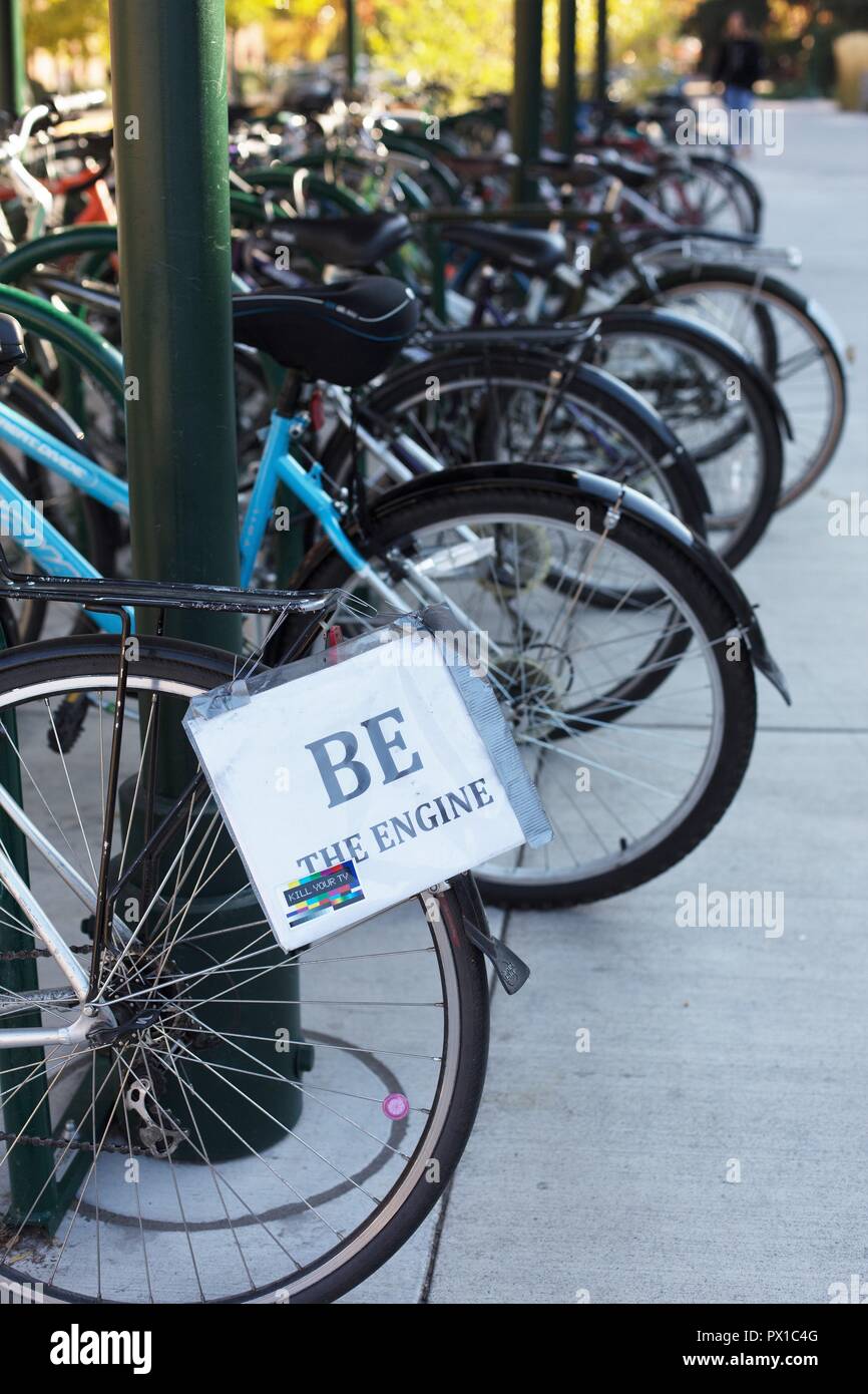 Una bicicletta con un segno a leggere 'Essere il Motore' parcheggiata sul University of Oregon campus, in Eugene, OR, Stati Uniti d'America. Foto Stock