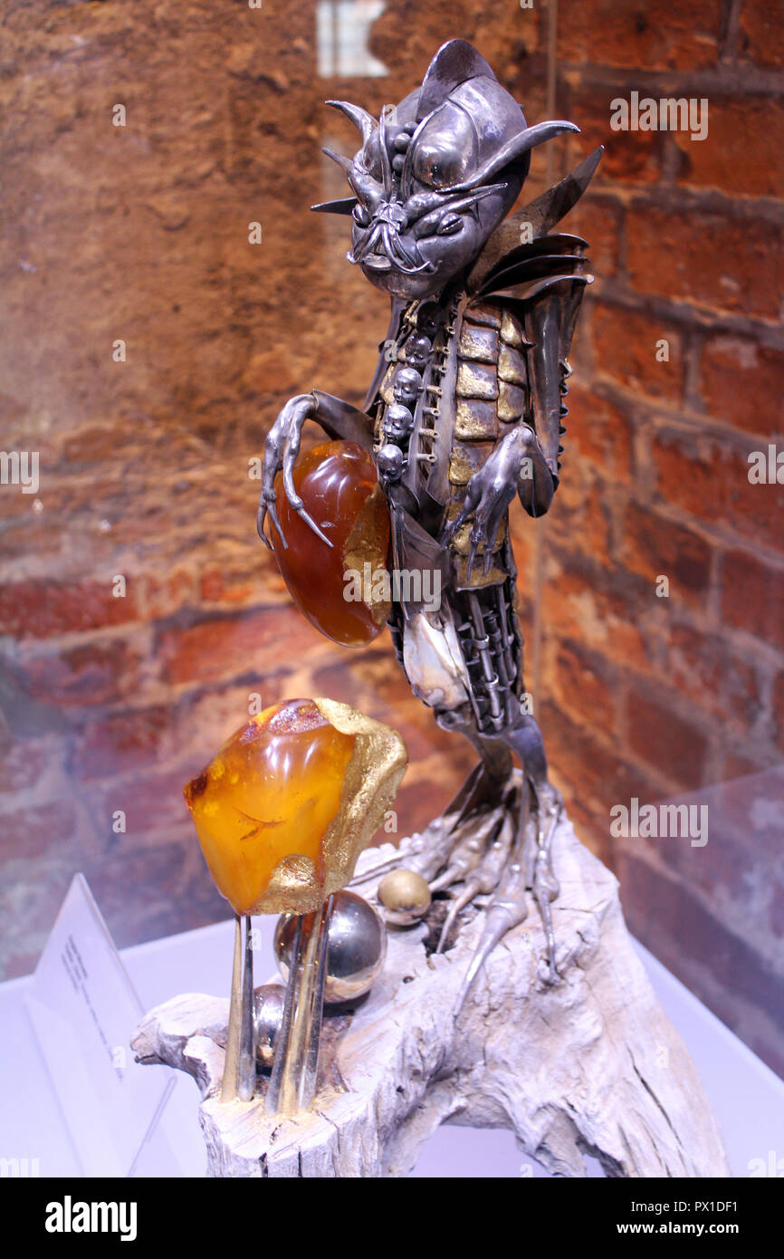 Scolpiti cricket aggraffatura Amber gioielli in esposizione al Museo ambra di Danzica, Polonia Foto Stock