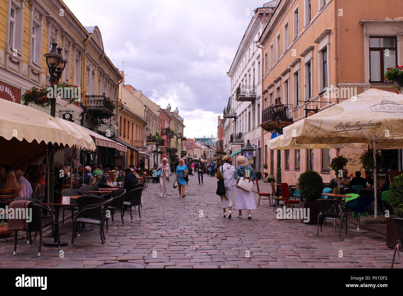 Laisves Aleja, la principale strada pedonale a Kaunas (Kovno), la Lituania e la più lunga in Europa a 1,6 chilometri Foto Stock