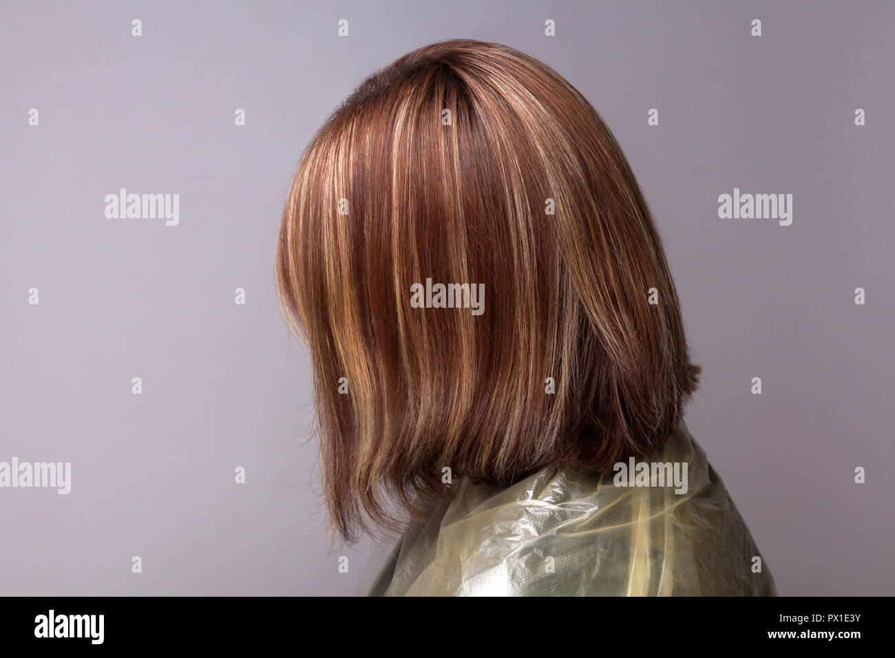 Il profilo laterale di donna con evidenziati i peli marrone. piscina studio shot, isolata su uno sfondo grigio. Foto Stock