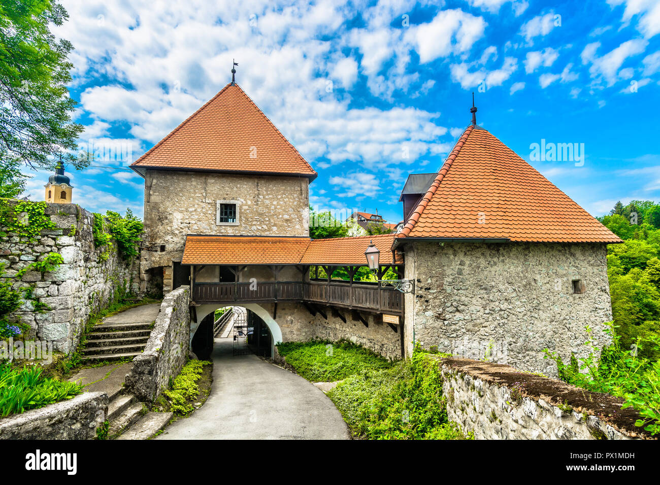 Vista panoramica al vecchio centro medievale posto Ozalj in Croazia Centrale, Europa. Foto Stock