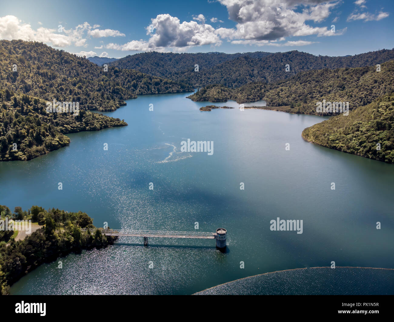 Riprese aeree di un serbatoio di acqua parete dam Foto Stock