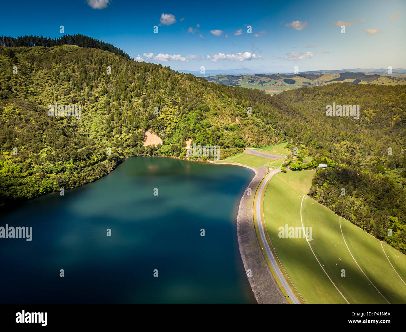 Riprese aeree di un serbatoio di acqua parete dam Foto Stock